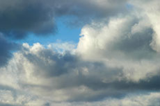 厚い雲に覗く青空